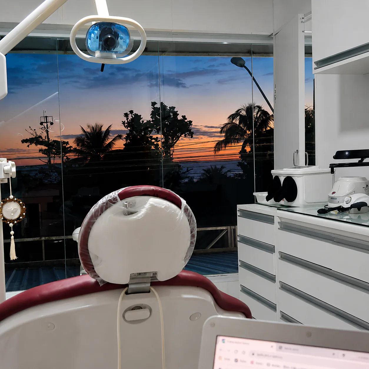 Consultório da clínica ao entardecer, com vista para o mar